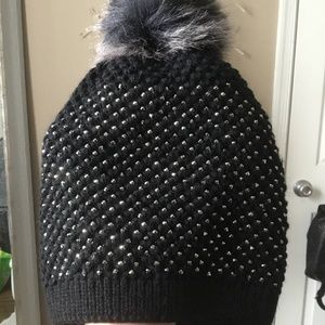 🦋NWOT Studded Pom Pom Winter Hat